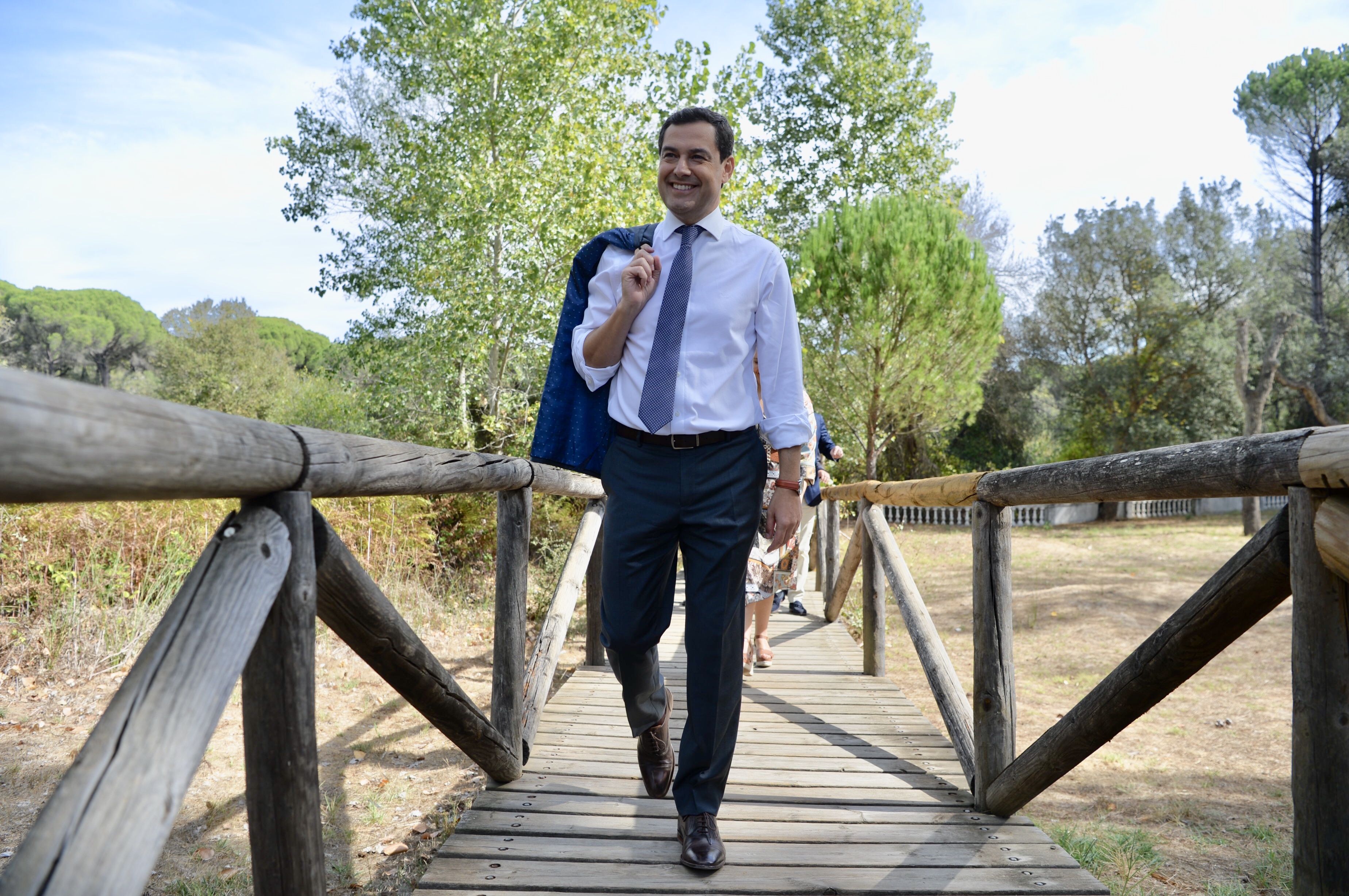 Juanma Moreno, durante una visita a Doñana. 'Parches Doñana', de José Bejarano.