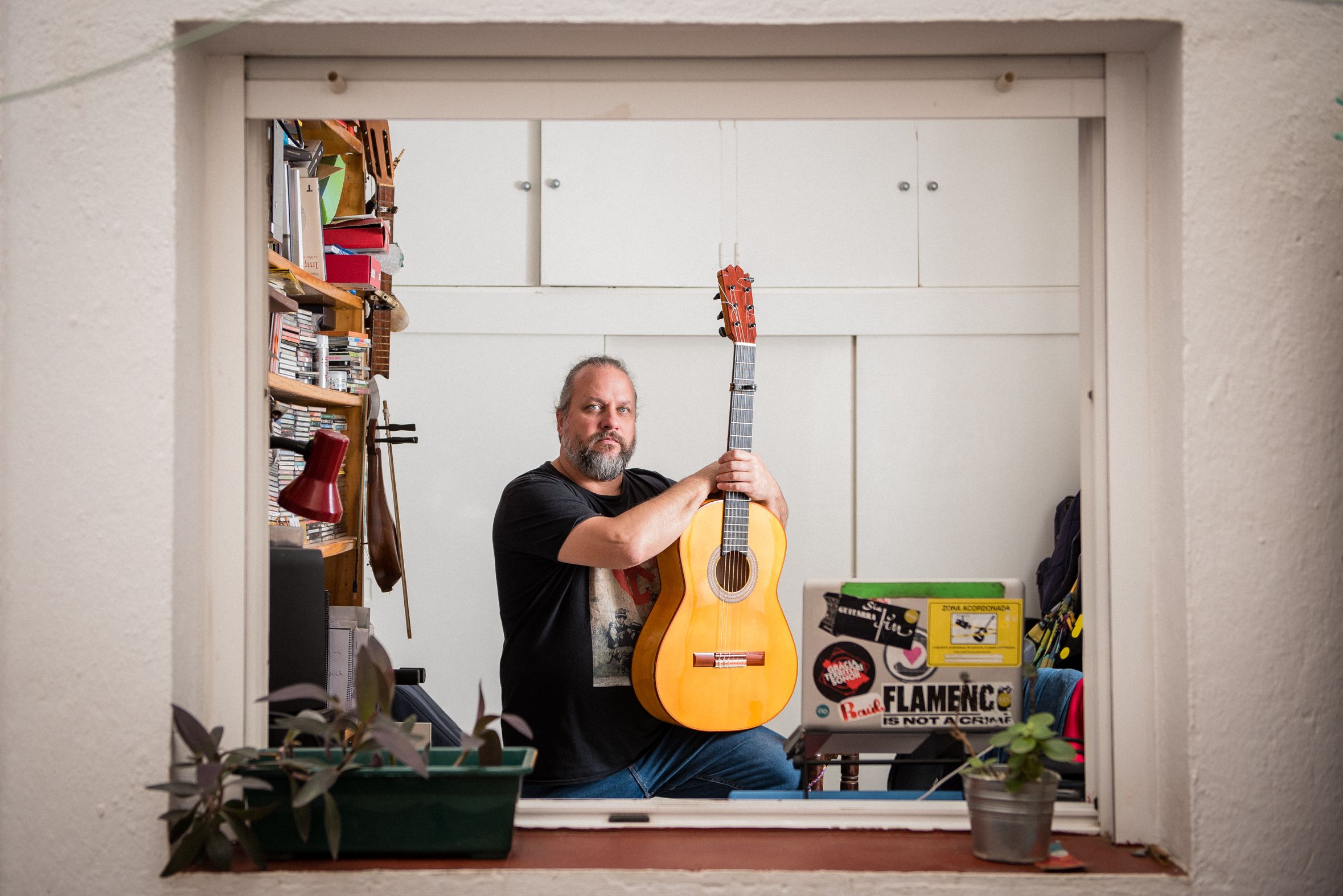 Raúl Cantizano posa, tras la entrevista de lavozdelsur.es, en su estudio en Sevilla, este jueves.