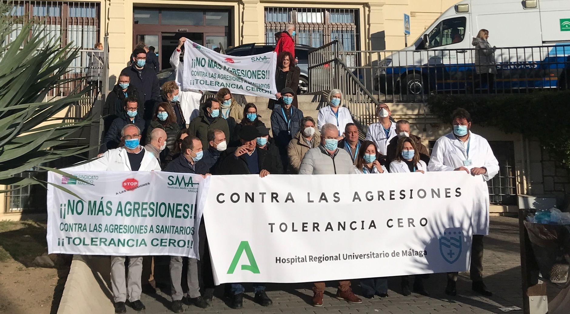 Sanitarios concentrados durante una pasada agresión en Málaga.