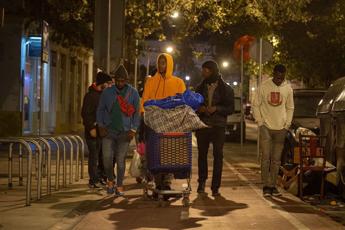Migrantes, miembros del Dimbali FS, con el carro en el que portan ropa y mantas para personas sin hogar. FOTO: MANU GARCÍA