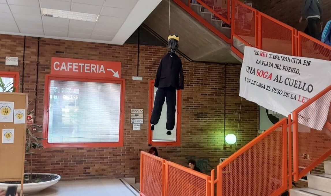 Rey ahorcado en la Universidad Complutense. Twitter