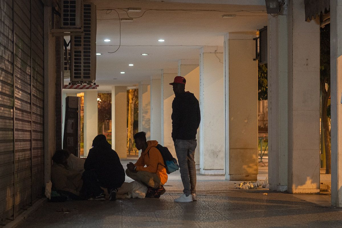 Una persona sin hogar recibe mantas, cerca del Mamelón. FOTO: MANU GARCÍA