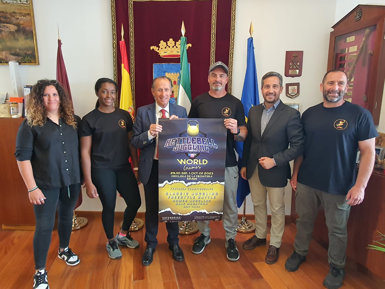 Integrantes de la asociación española junto al alcalde Jose María Román. 