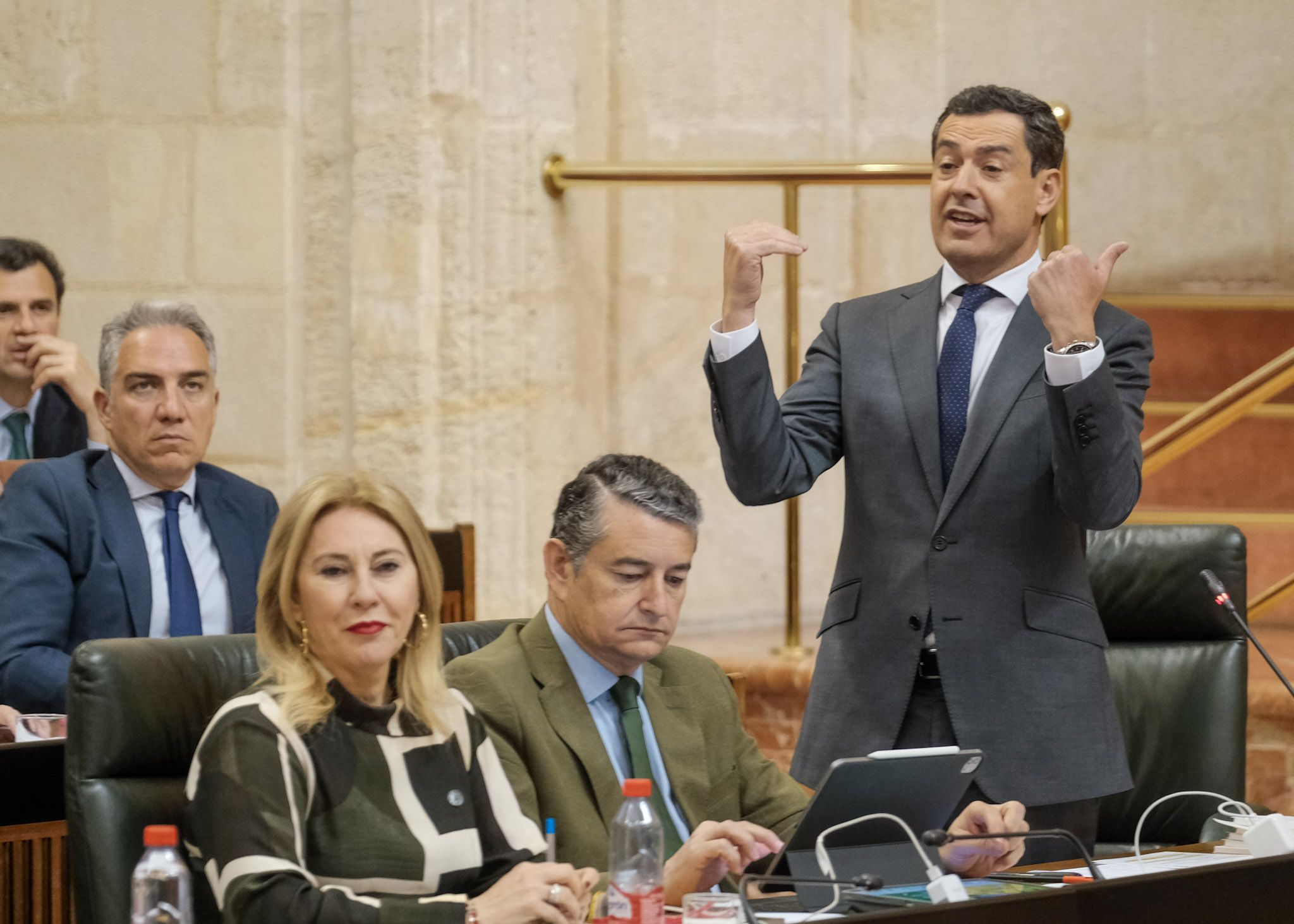 Juanma Moreno durante la sesión de control. Juanma Moreno durante la sesión de control.
