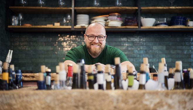  Jonatan Cantero, sumiller que conserva vinos en piedra ostionera en Listan Wine Tasca en Cádiz.