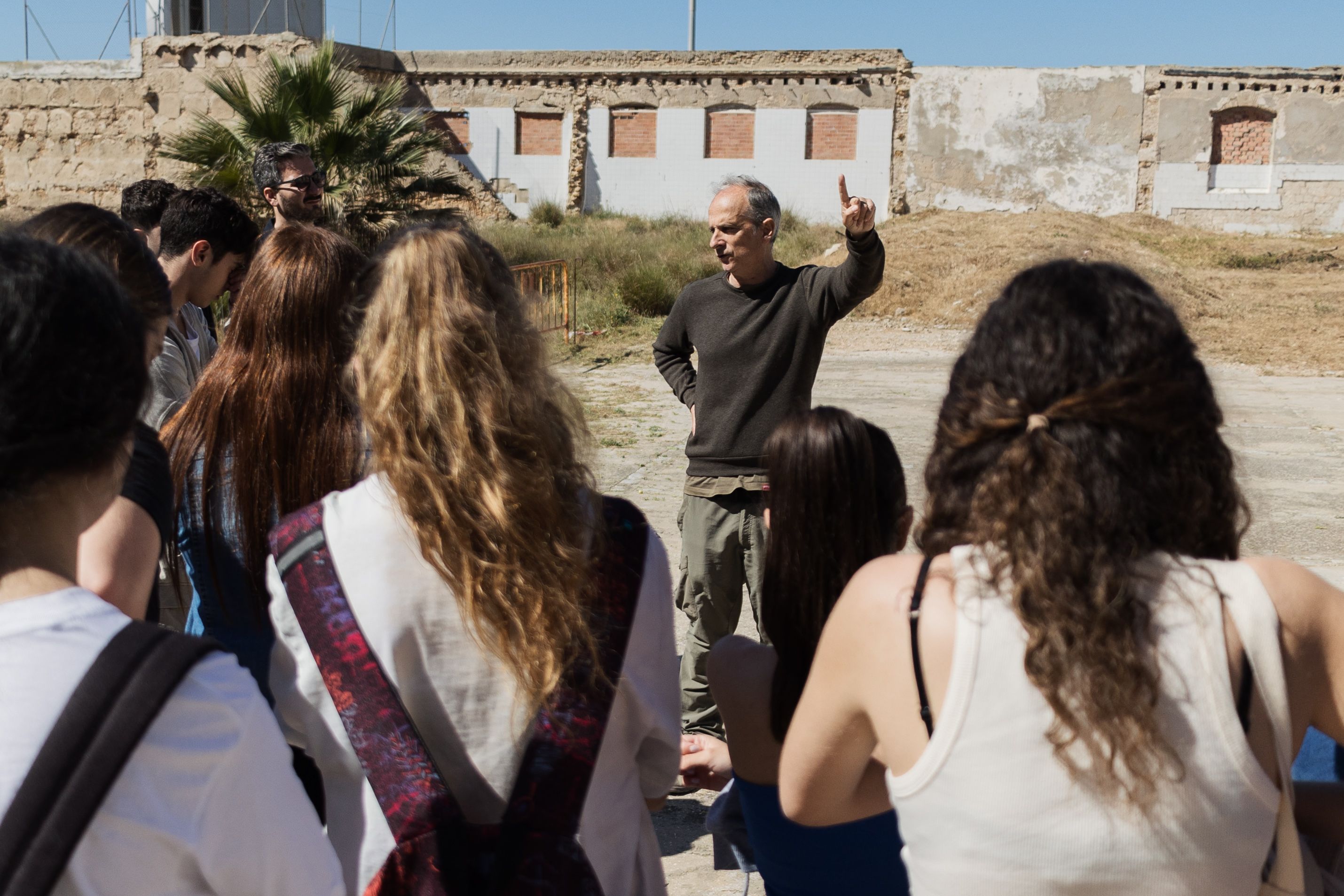 Jose María inicia la visita al alumnado del instituto de Ubrique. 