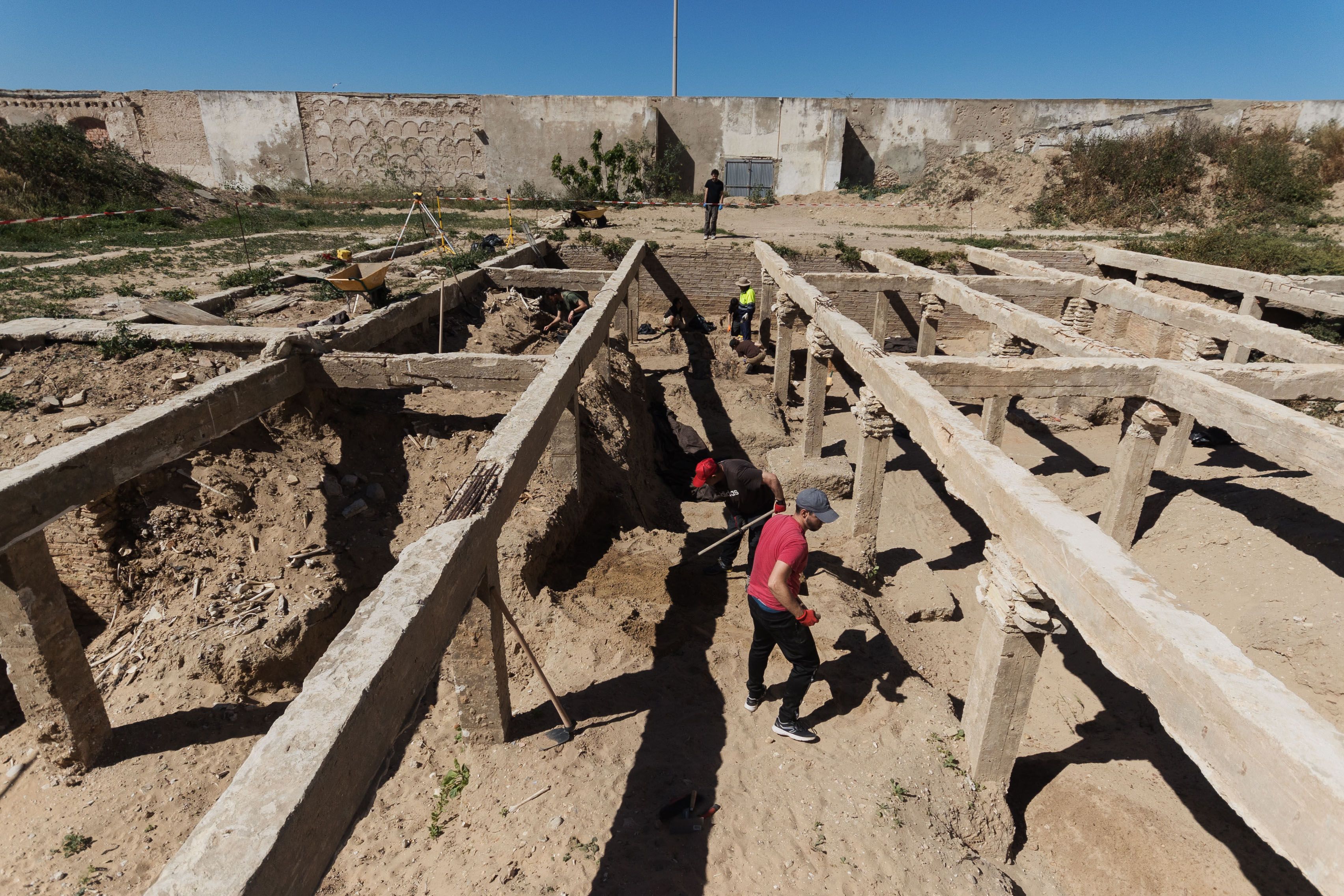 Trabajos de exhumación en la fosa sur del camposanto.