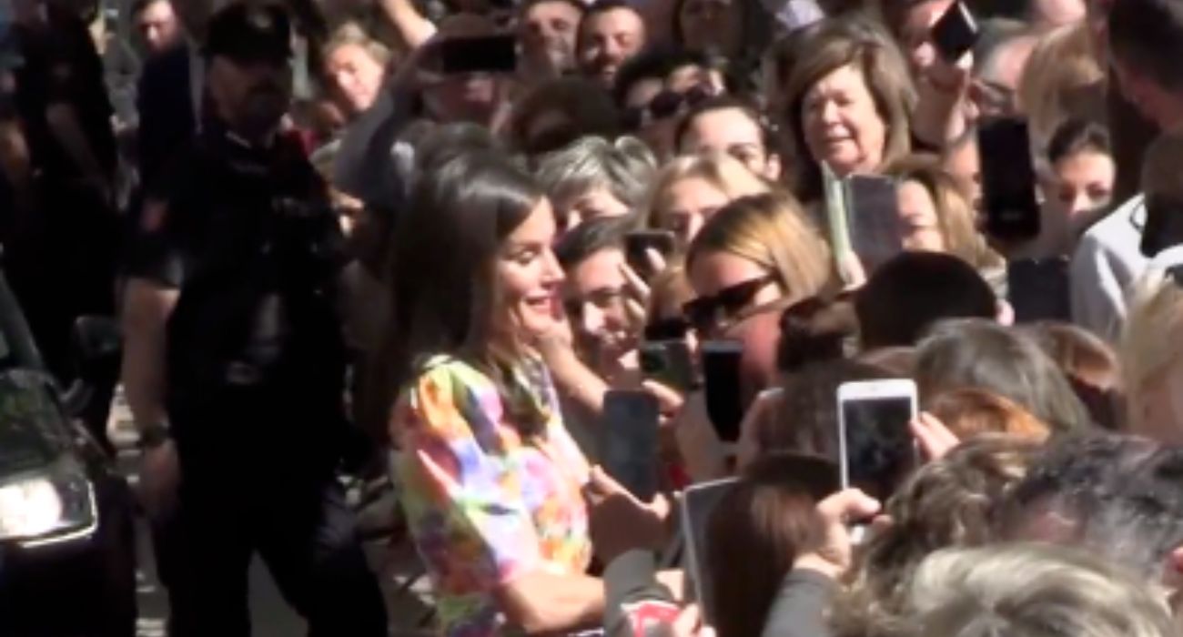 La reina Letizia, saludando al público.