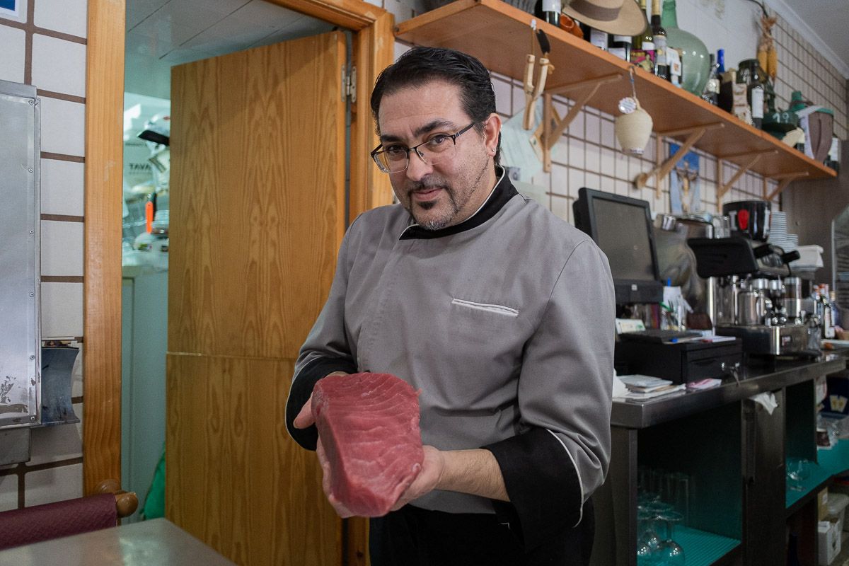 Manuel Benítez, 'Lolín', con un lomo de atún en las manos. FOTO: MANU GARCÍA