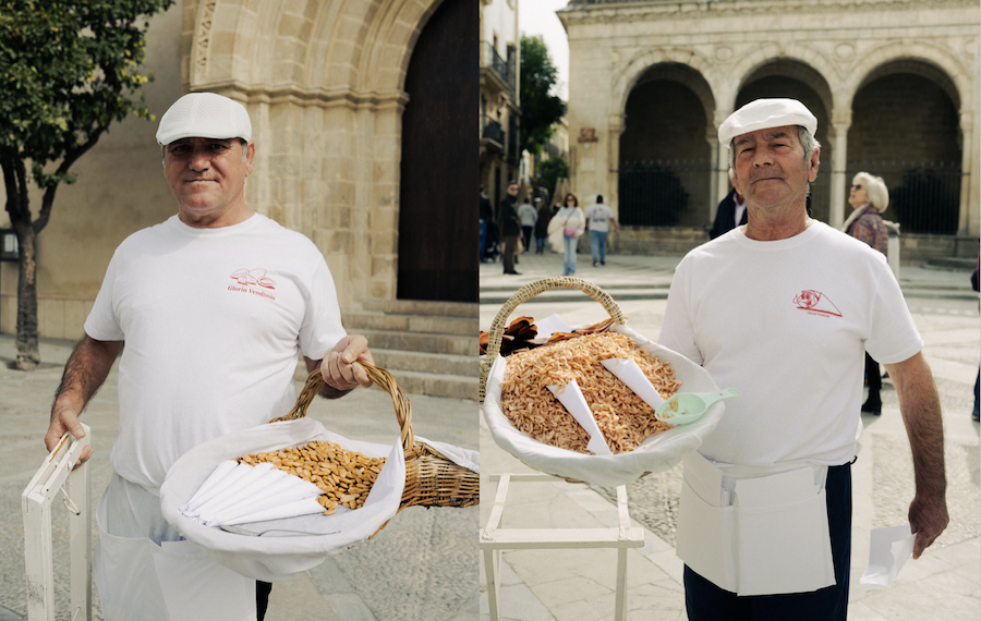 Jesús, vendedor de almendras, y Fernando, de mojama y camarones.