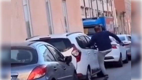 Hombre rompe los retrovisores en Málaga. 16x9