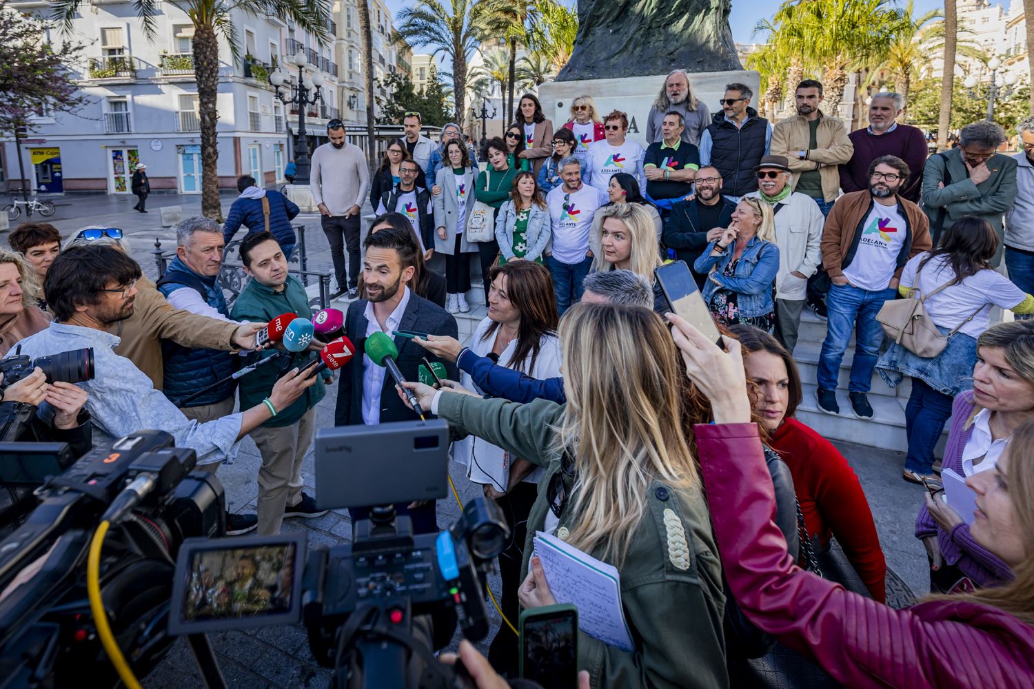 De la Cruz y Fernández, rodeados de muchos de los integrantes de la alianza de la izquierda gaditana, este viernes en la capital gaditana.