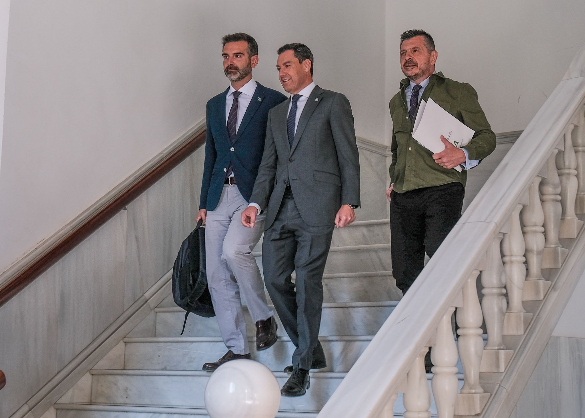 Moreno junto a Fernández-Pacheco, portavoz de la Junta. Moreno junto a Fernández-Pacheco, portavoz de la Junta.