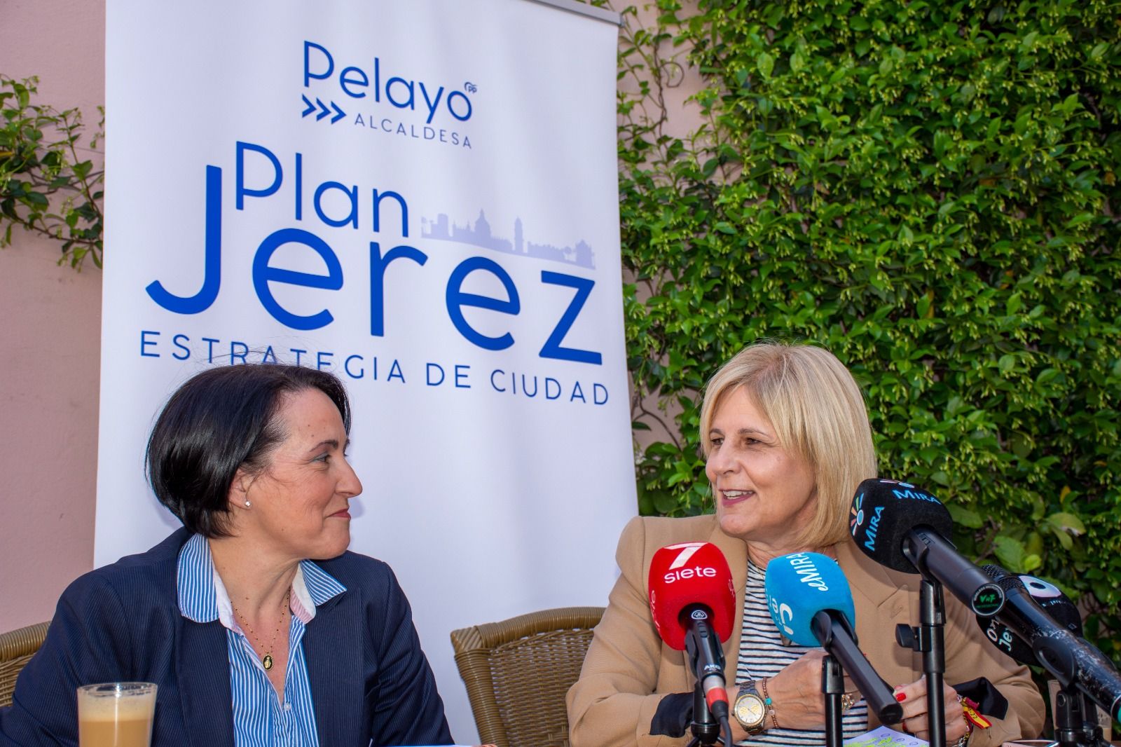 Nela García junto a la alcaldable por el PP García-Pelayo.