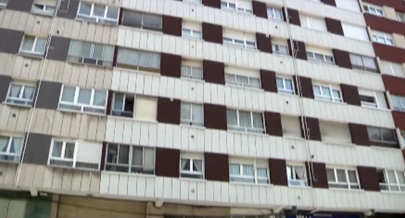 El edificio desde el que la madre se tiró por la ventana con su hija.