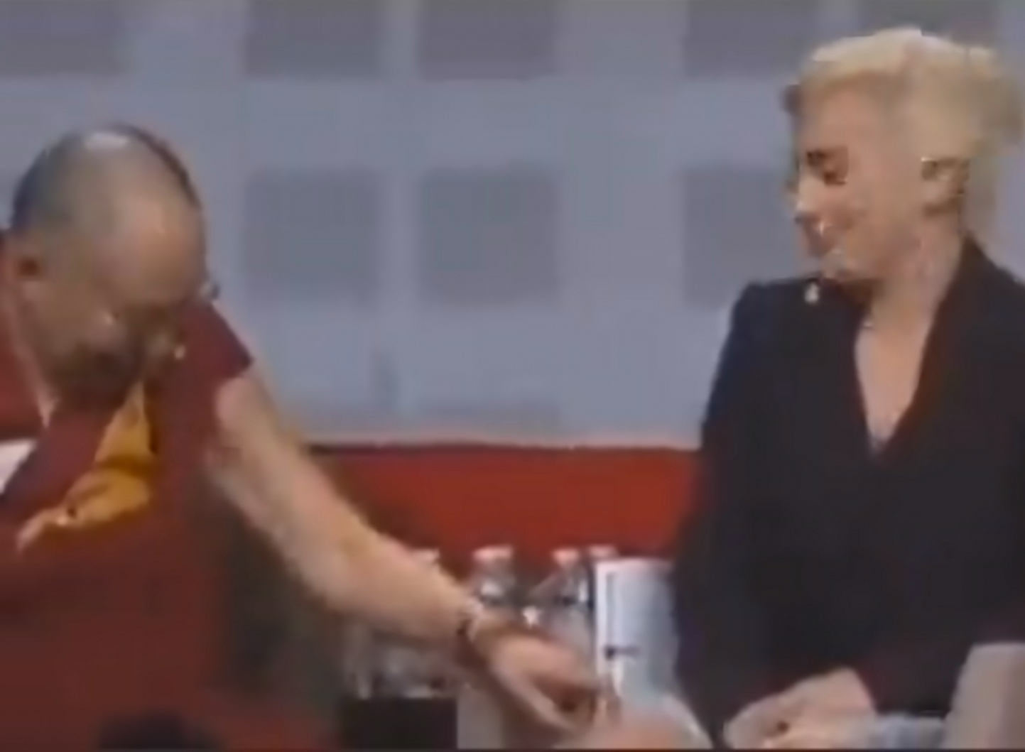 El Dalái Lama en su momento con Lady Gaga.
