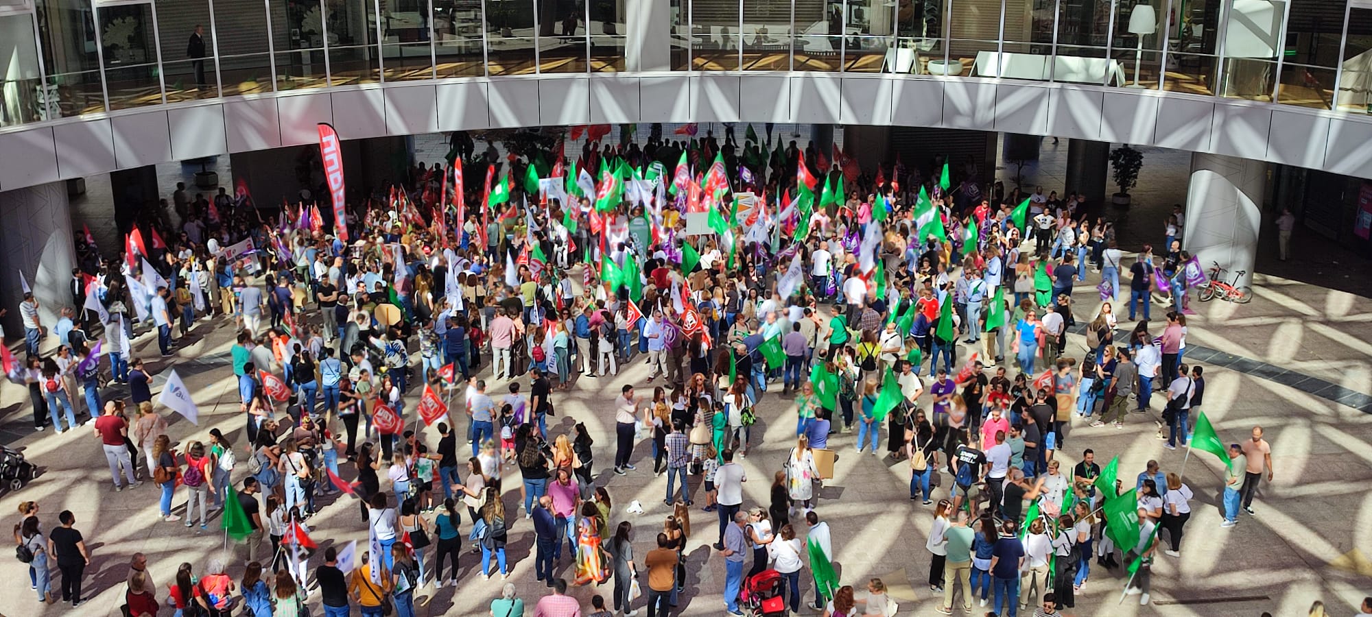 Imagen de la concentración en el centro comercial.