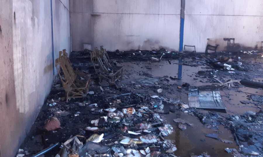 Interior de la nave quemada en El Portal.