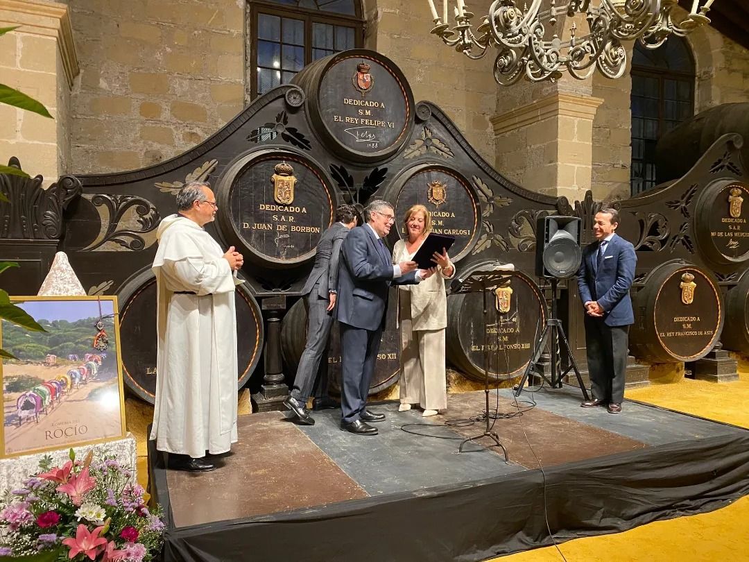 El pregonero recibiendo las patas de su pregón en la bodega Los Reyes.