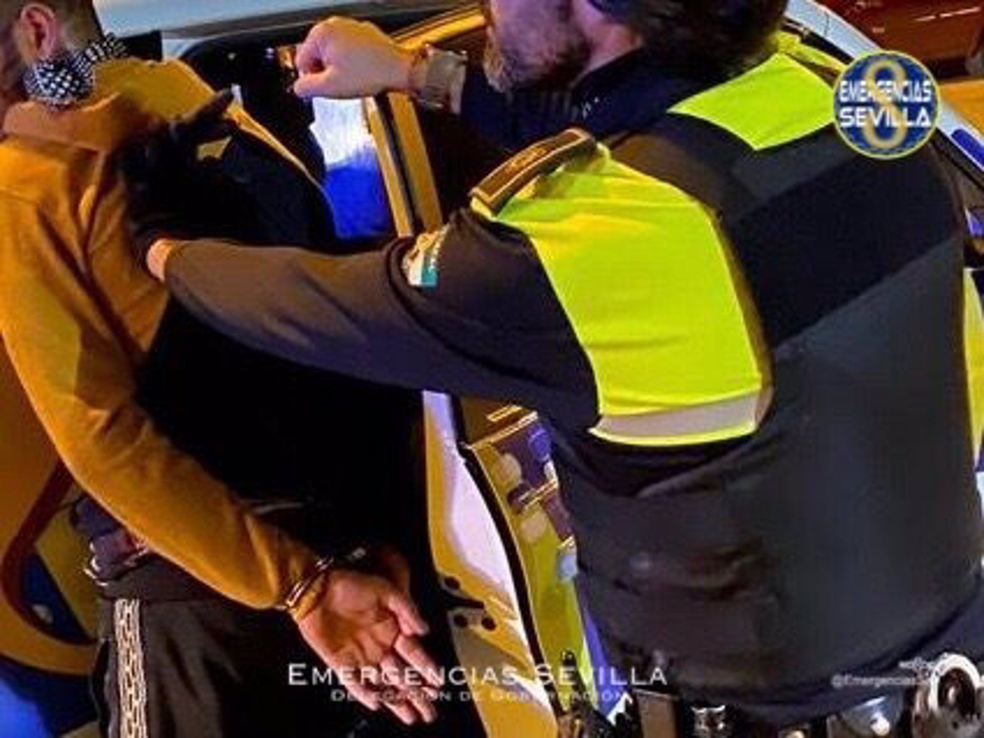 Momento de la detención del hombre en el barrio de Nervión en Sevilla. EMERGENCIASSEVILLA 