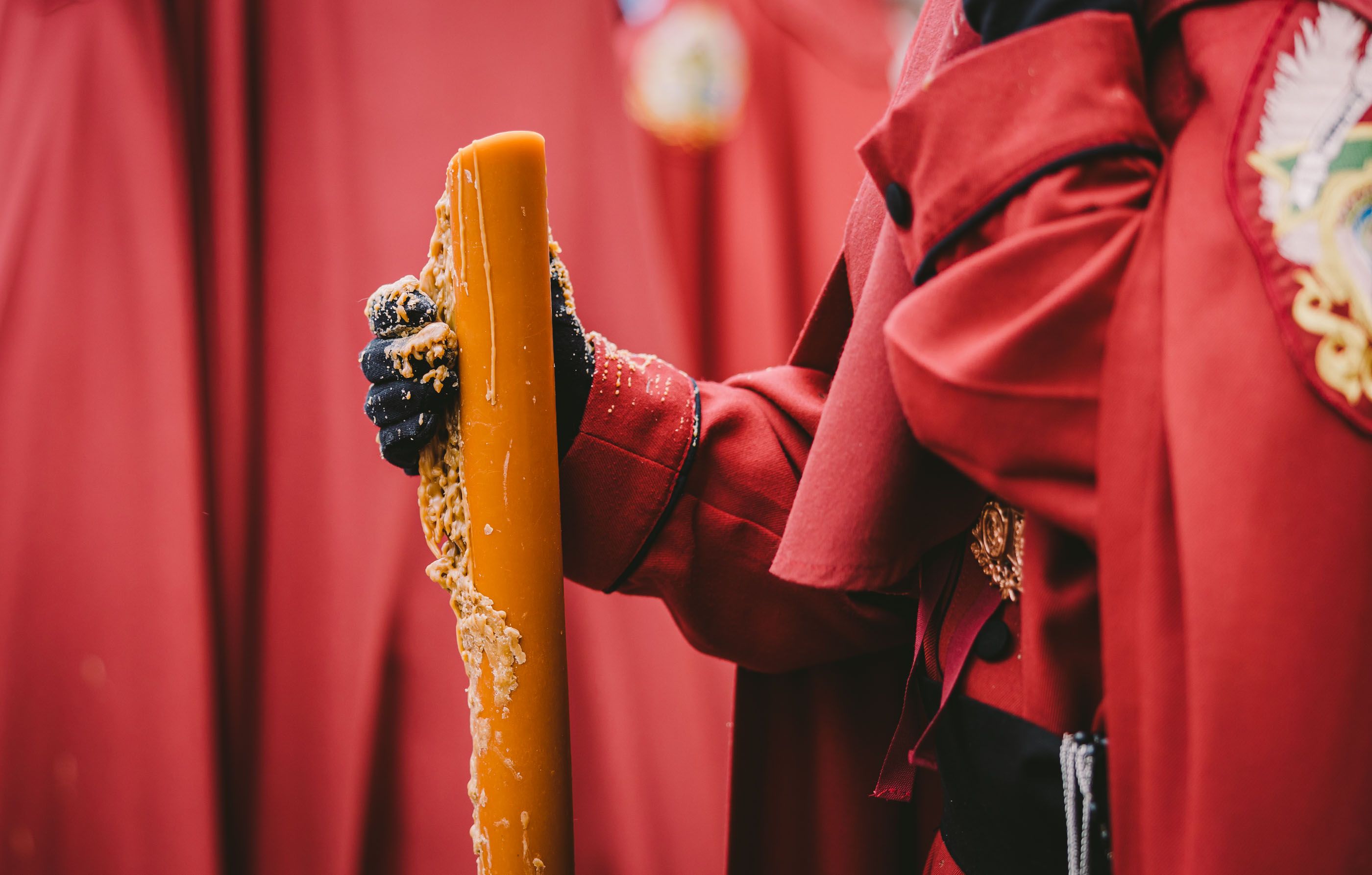 Un nazareno con cera tiniebla de la Hermandad de la Salvación en el Martes Santo.