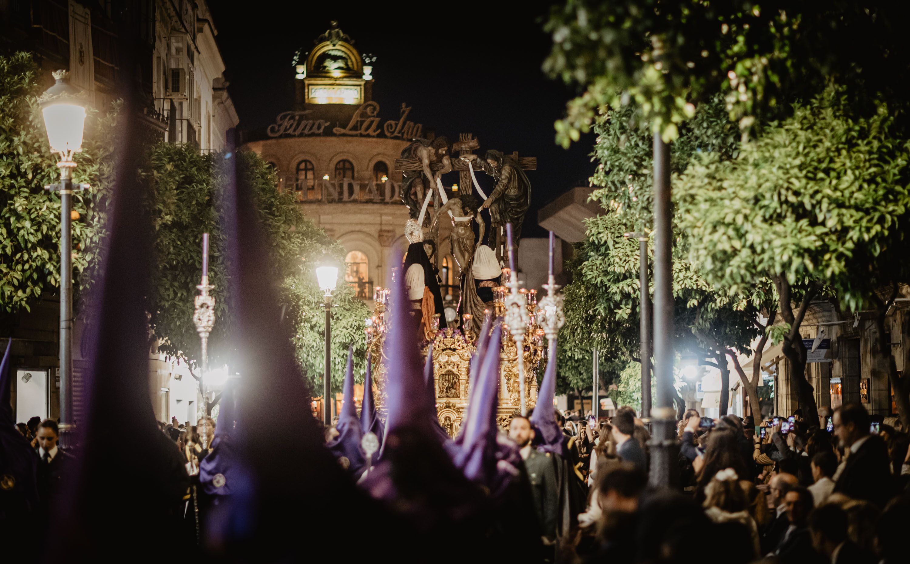 Nazarenos precediendo al paso del Descendimiento el Viernes Santi.    ESTEBAN