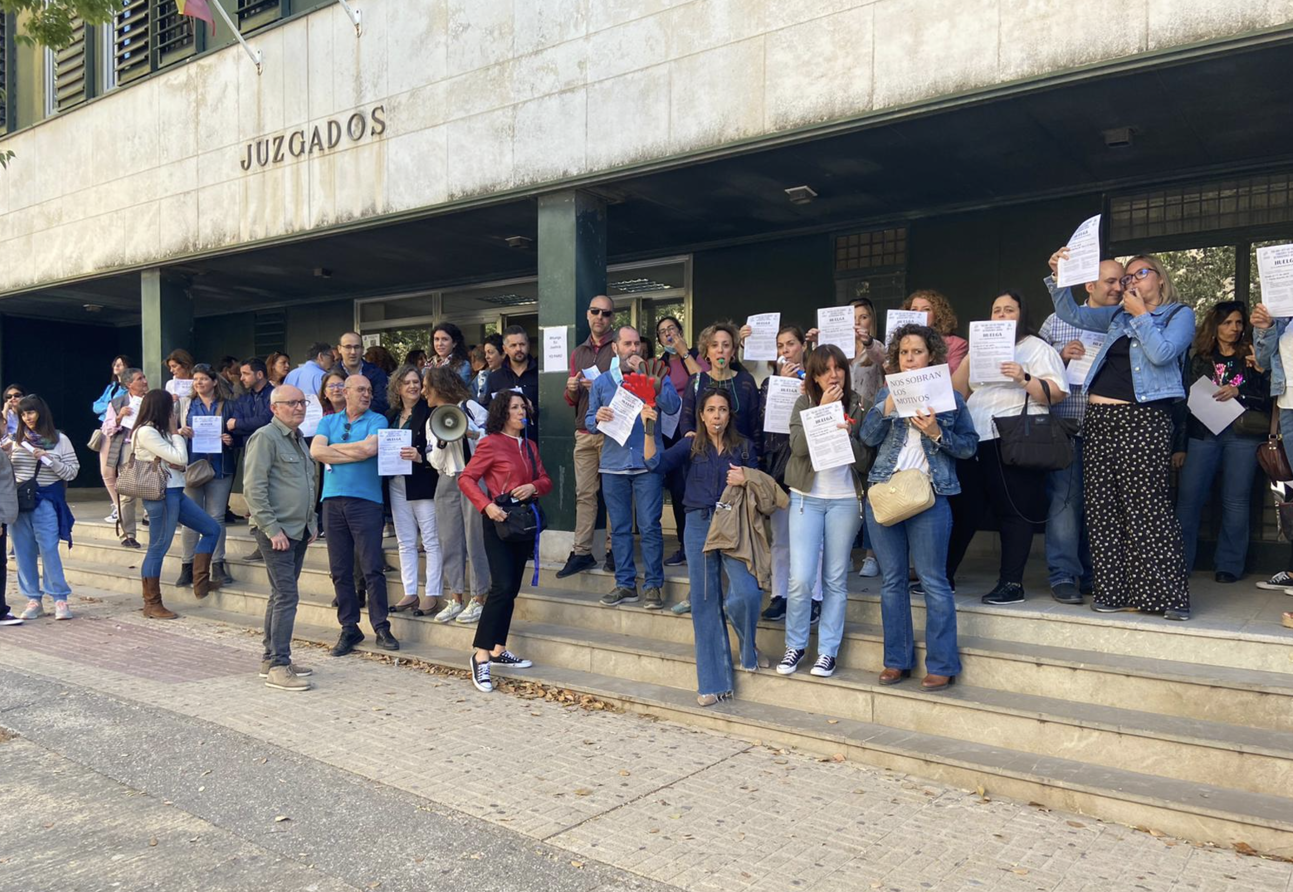 Funcionarios de Justicia a las puertas de los Juzgados en la provincia de Cádiz. 