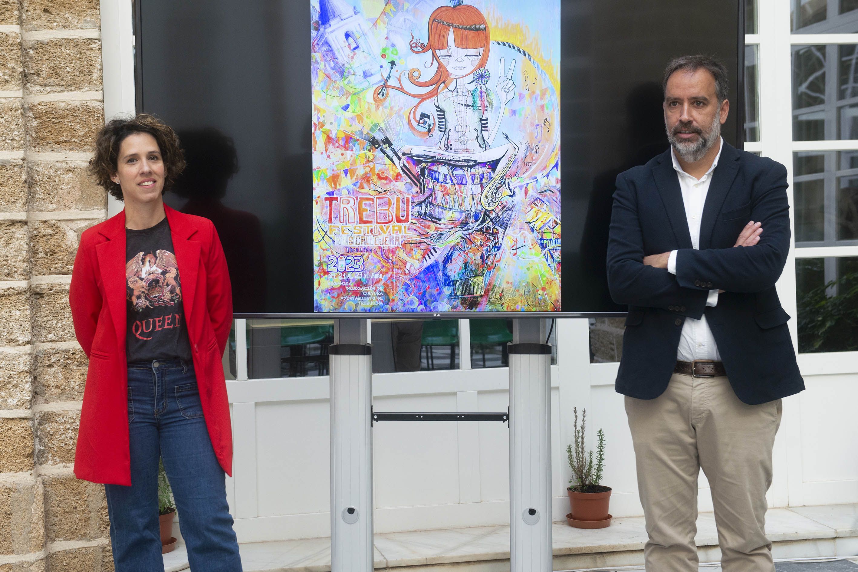 El alcalde de Trebujena, Ramón Galán, con la teniente de alcalde Ana Luisa Robredo, presentando el Trebufestival.