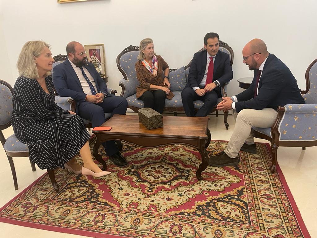 Visita del consejero al Ayuntamiento de El Puerto.