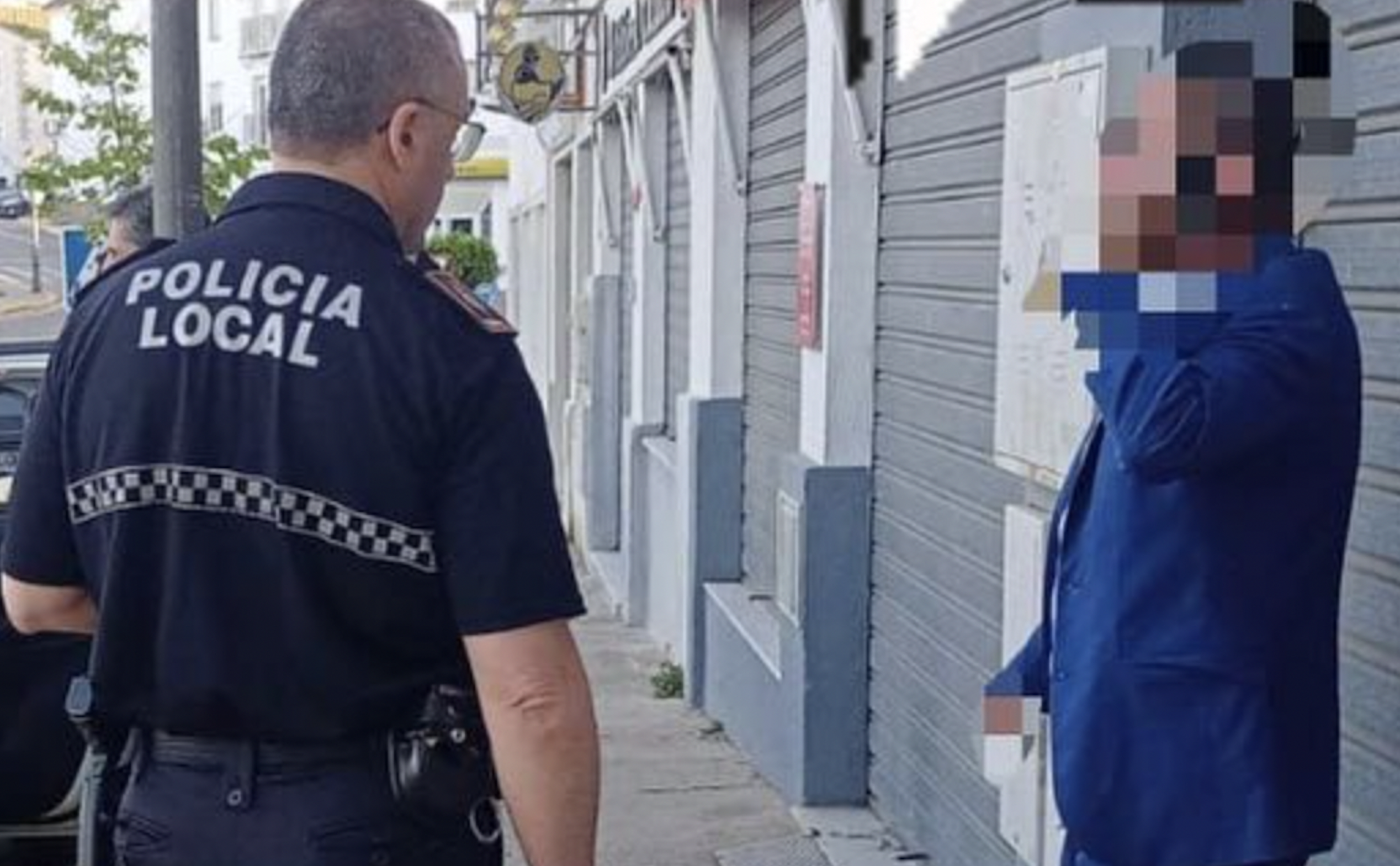 La Policía Local de Medina Sidonia detiene a una persona ebria que estaba molestando en una plaza.