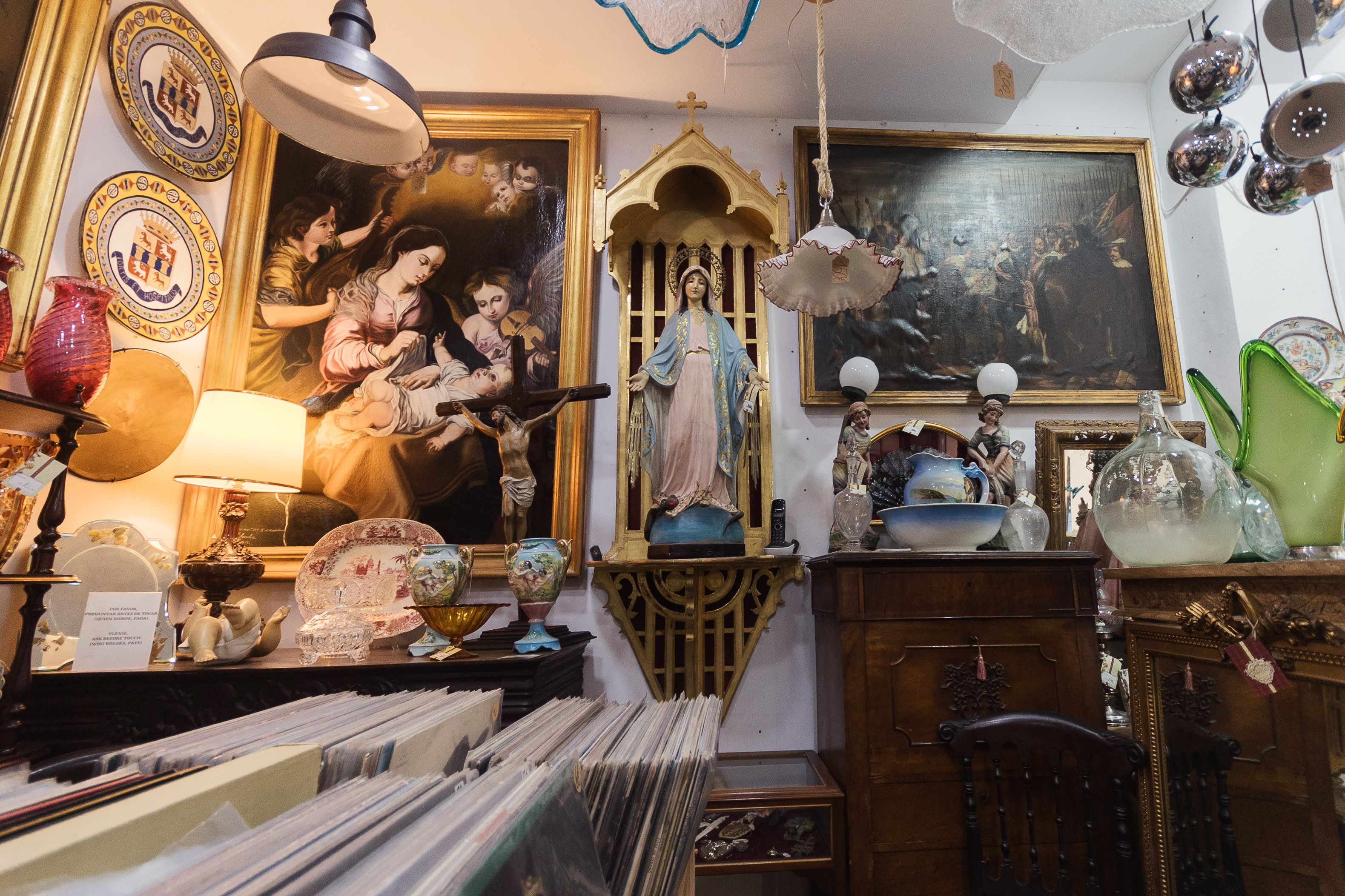 Interior de la tienda de antigüedades y coleccionismo.