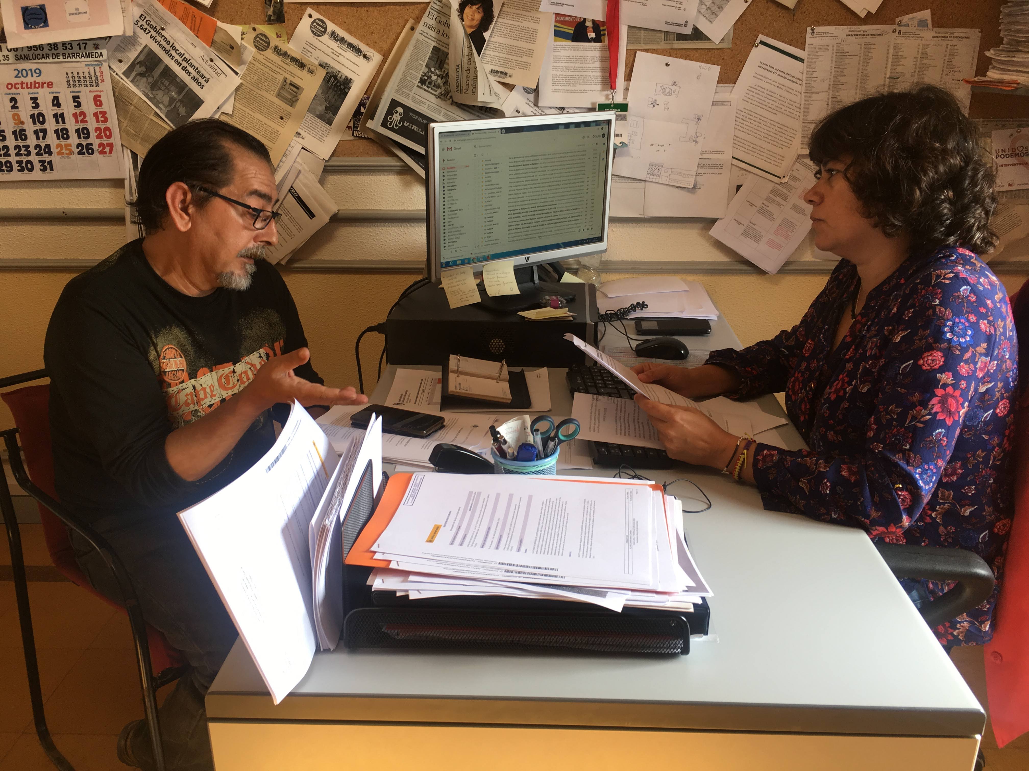 Carmen Álvarez, portavoz de IU Sanlúcar, con un representante de los afectados.