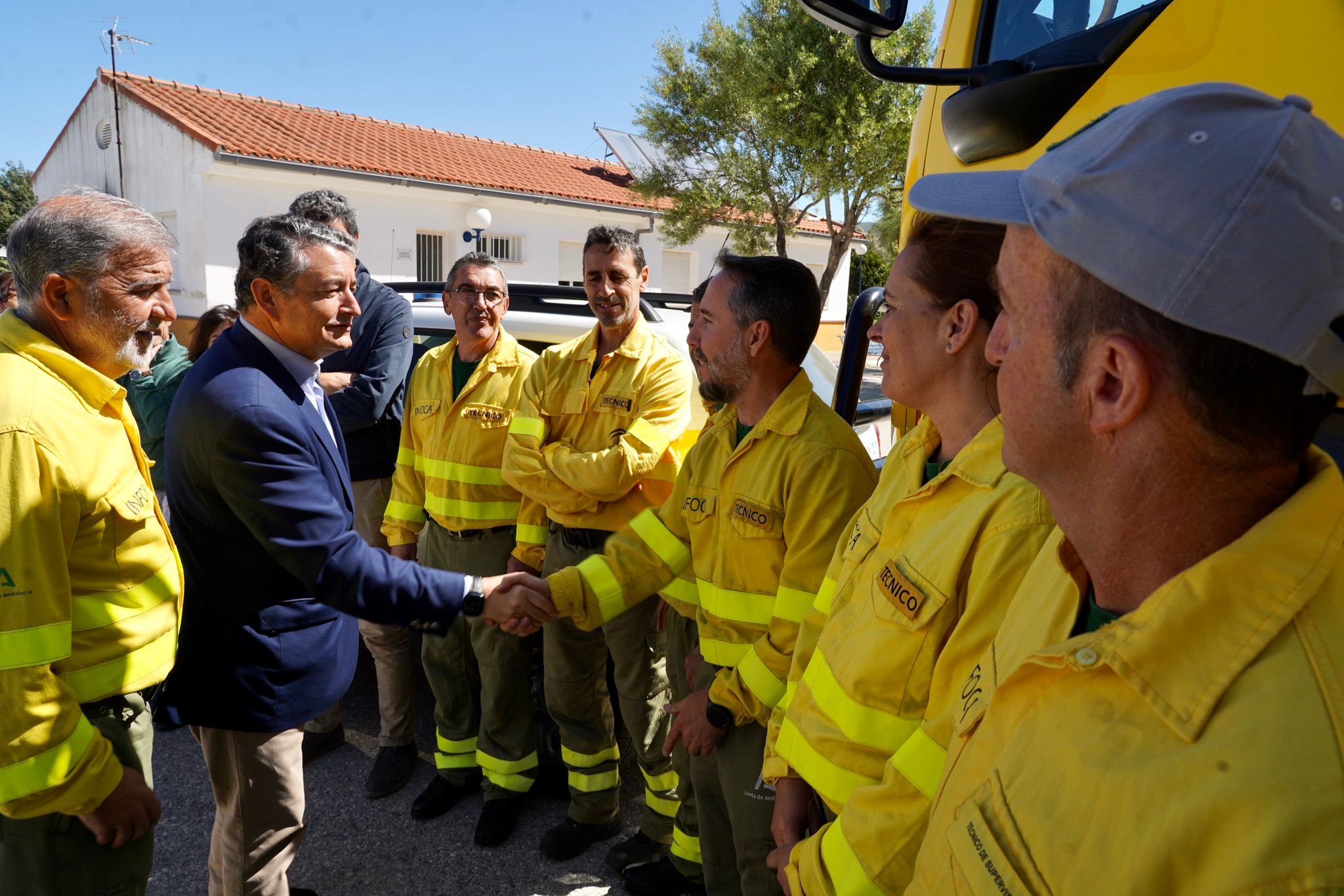 Antonio Sanz, consejero de Presidencia de la Junta de Andalucía, visitando a los bomberos forestales.