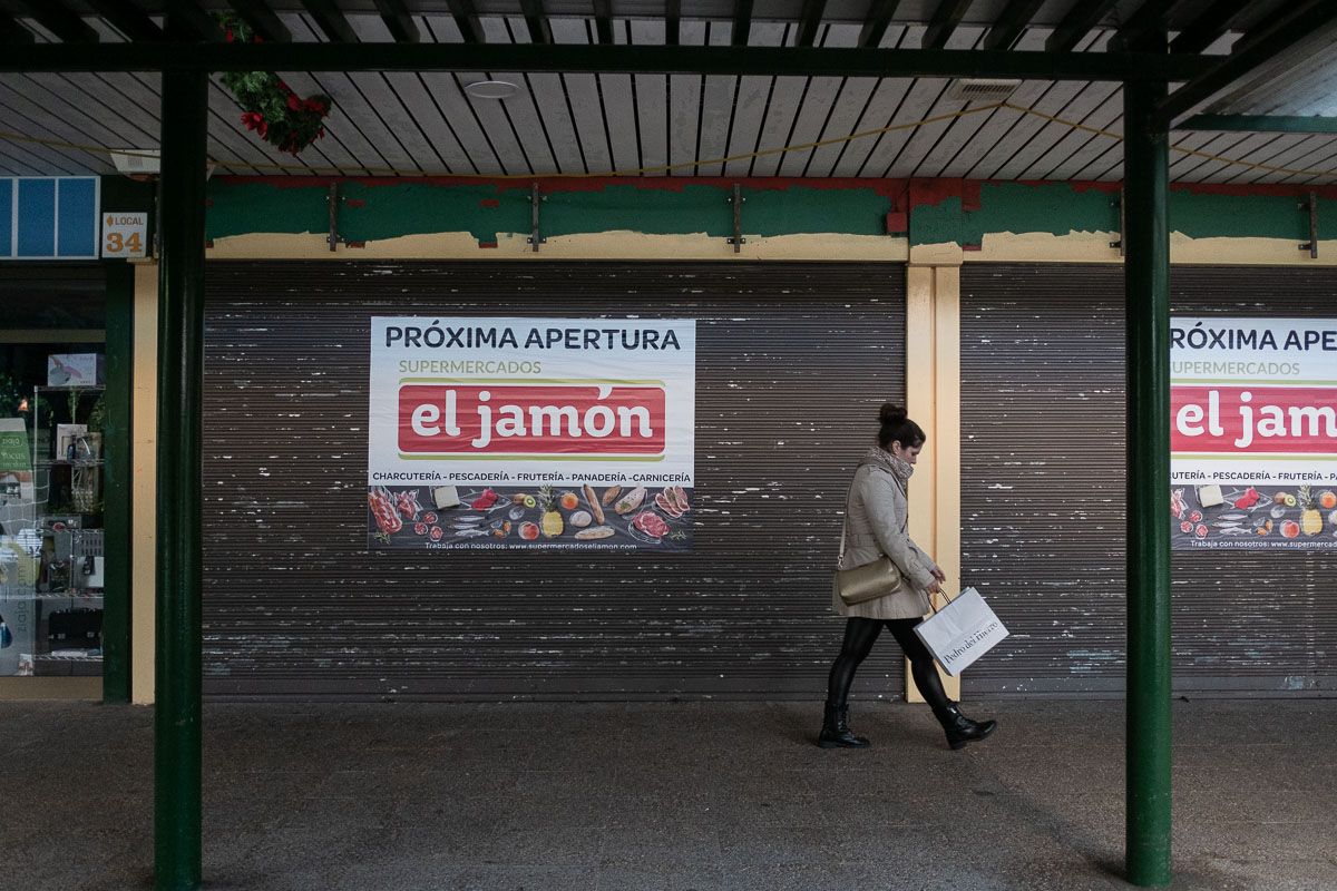 La empresa ha colocado carteles en el local del antiguo Supersol de Merca 80. FOTO: MANU GARCÍA