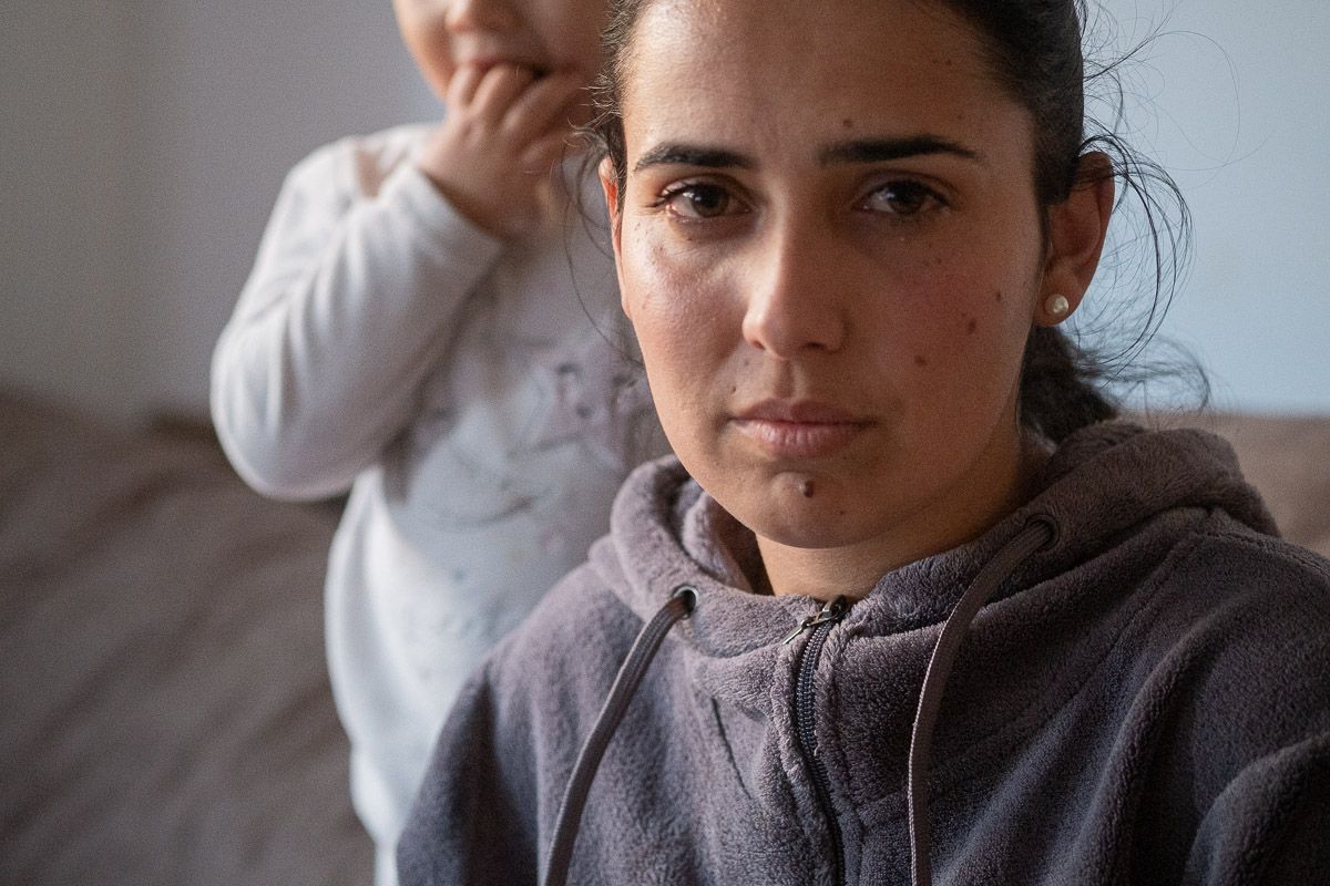 Agustina, con su hija Manuela, al fondo. FOTO: MANU GARCÍA