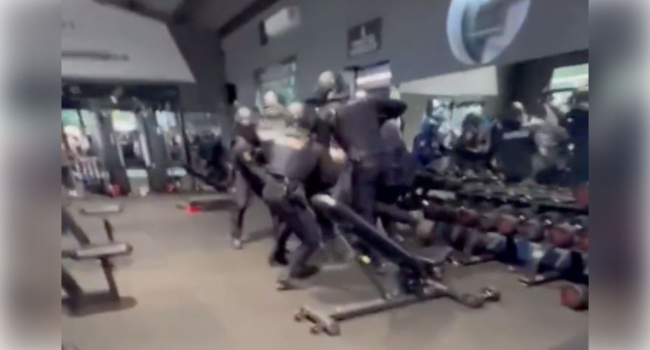 Los agentes, reteniendo al presunto delincuente.