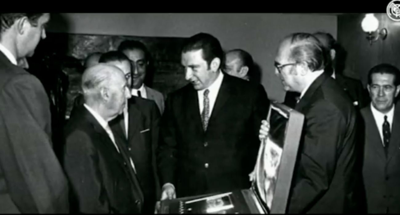 Franco, condecorado por el FC Barcelona.