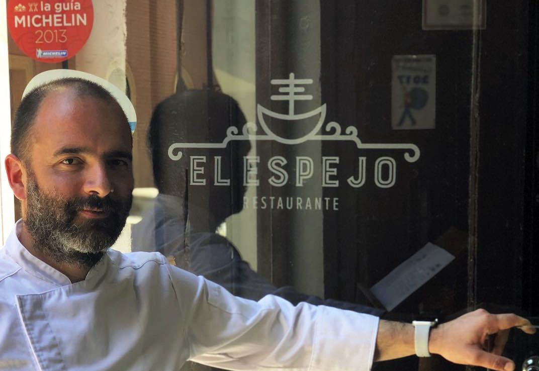 El chef José Luis Tallafigo elabora cocina de producto de kilómetro cero en El Espejo.