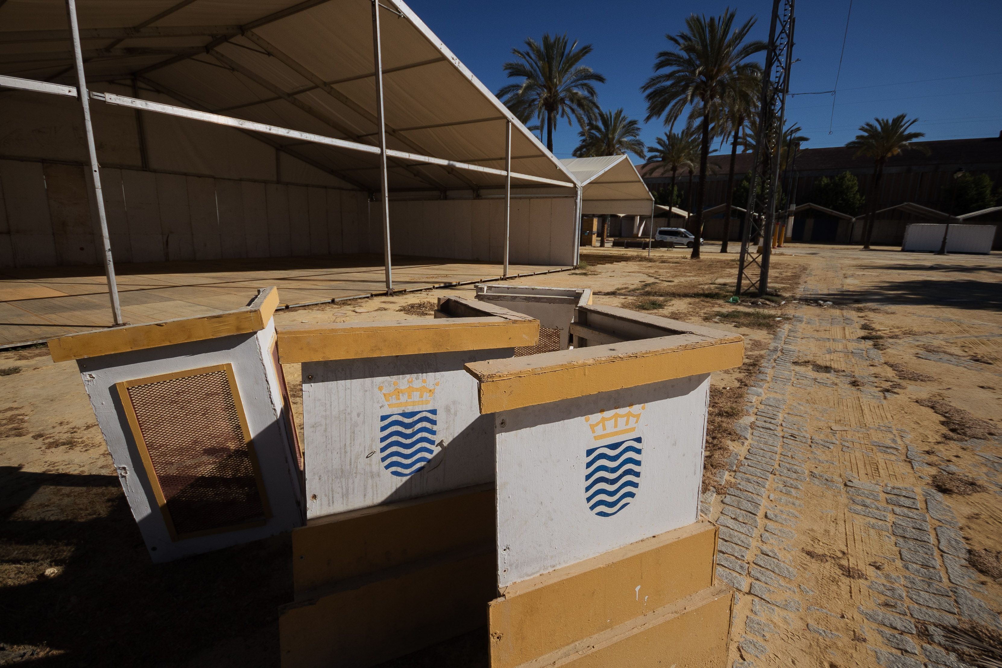 Piezas aún por colocar del revestimiento de las torres eléctricas.    MANU GARCÍA