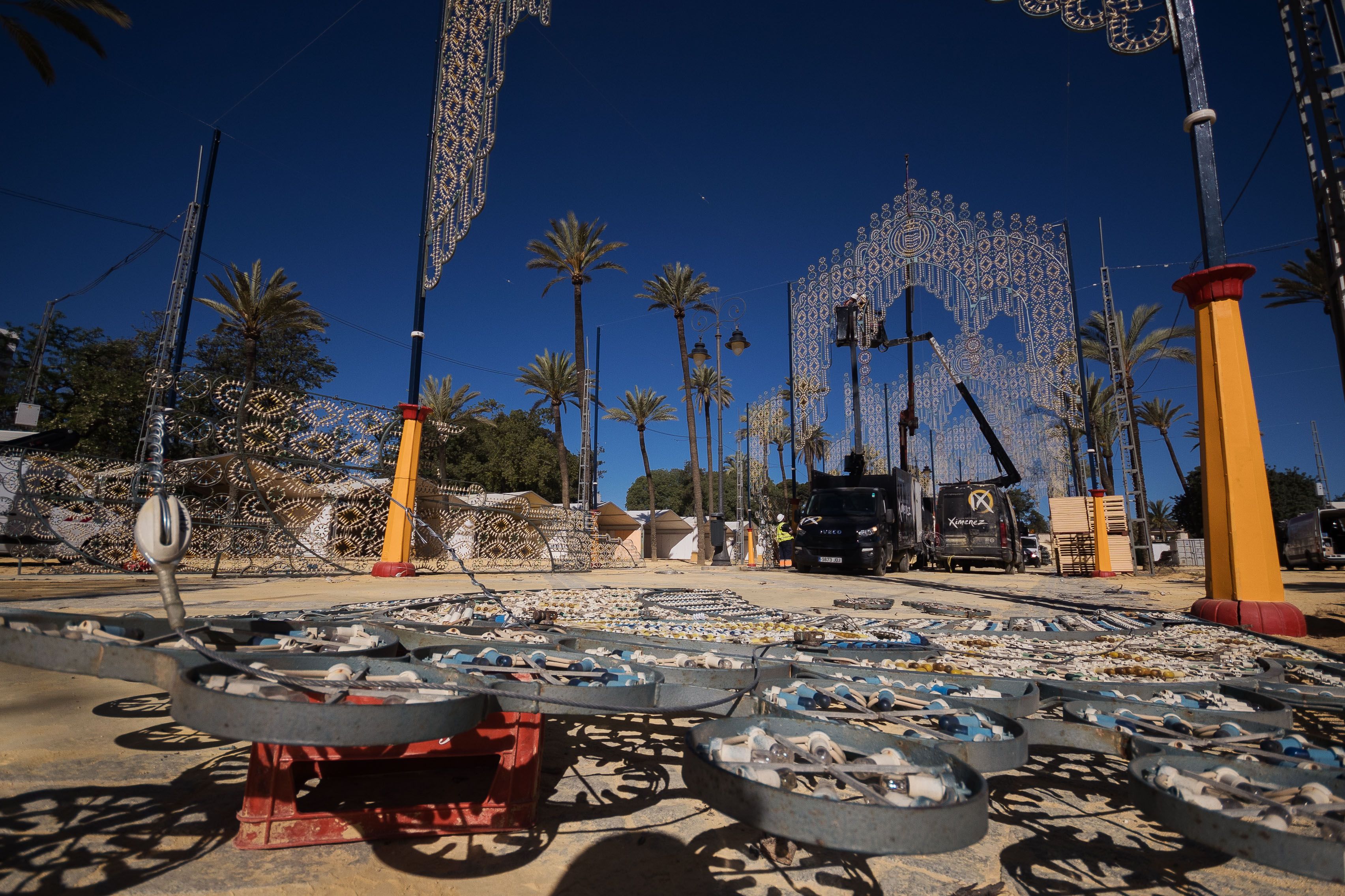 El alumbrado de la Feria del Caballo empieza a verse ya instalado.