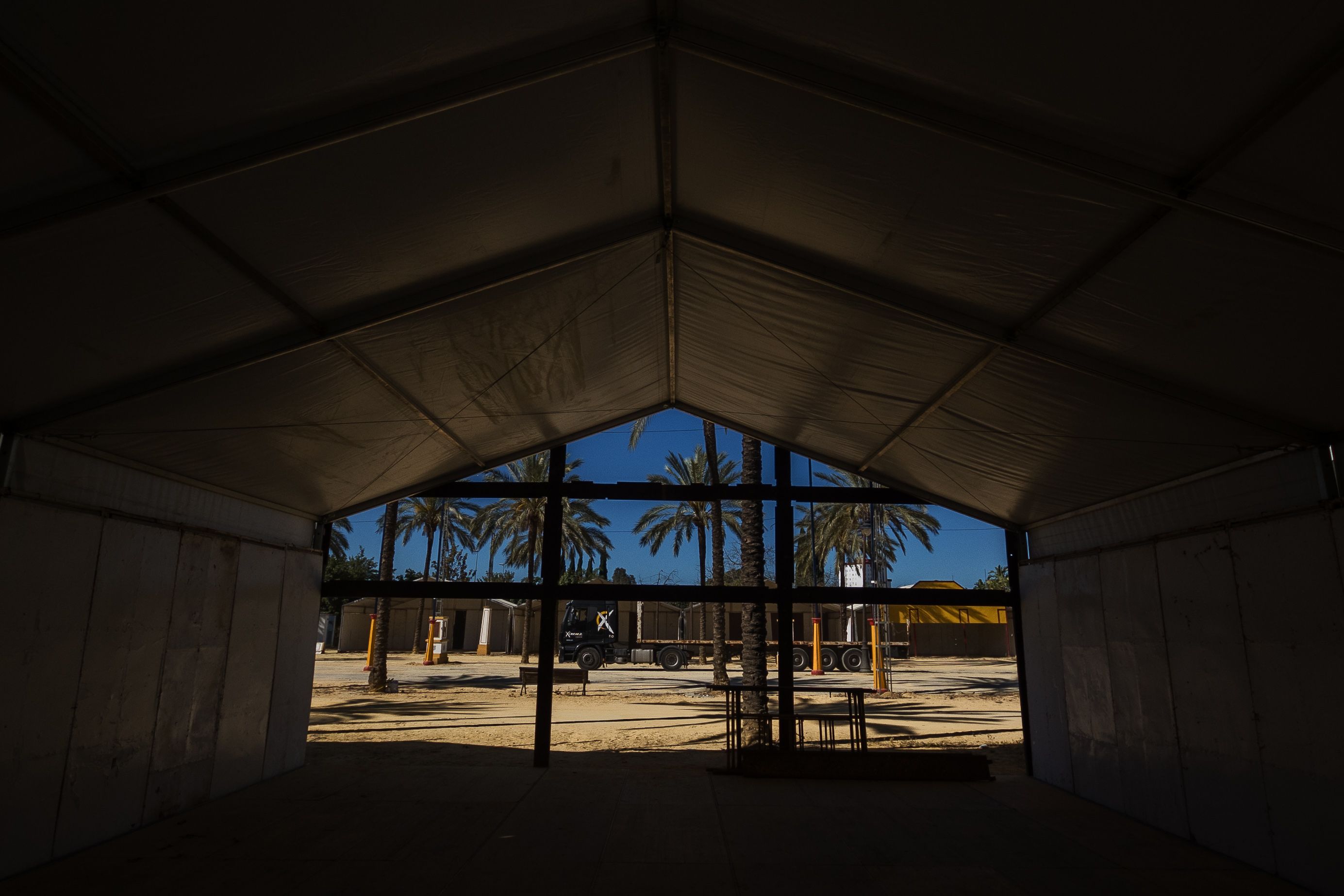 Una caseta, en pleno montaje, en la Feria de Jerez, una fiesta que ayuda a bajar el paro.