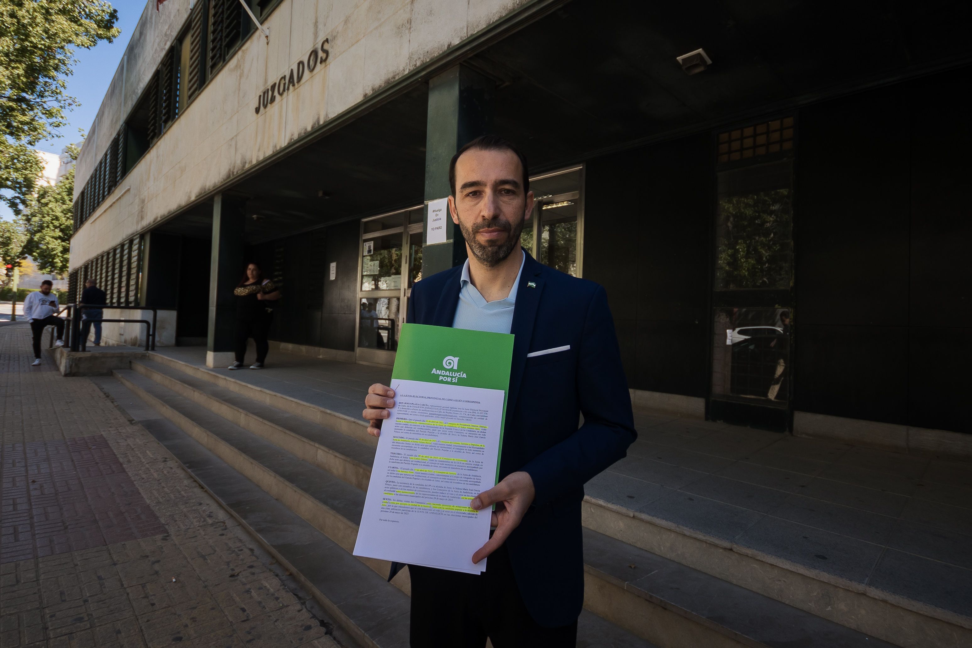 Santiago Casal, candidato de AxSí el 28M en Jerez, este martes a las puertas del Juzgado con su denuncia ante la JEZ contra Pelayo y la Junta.