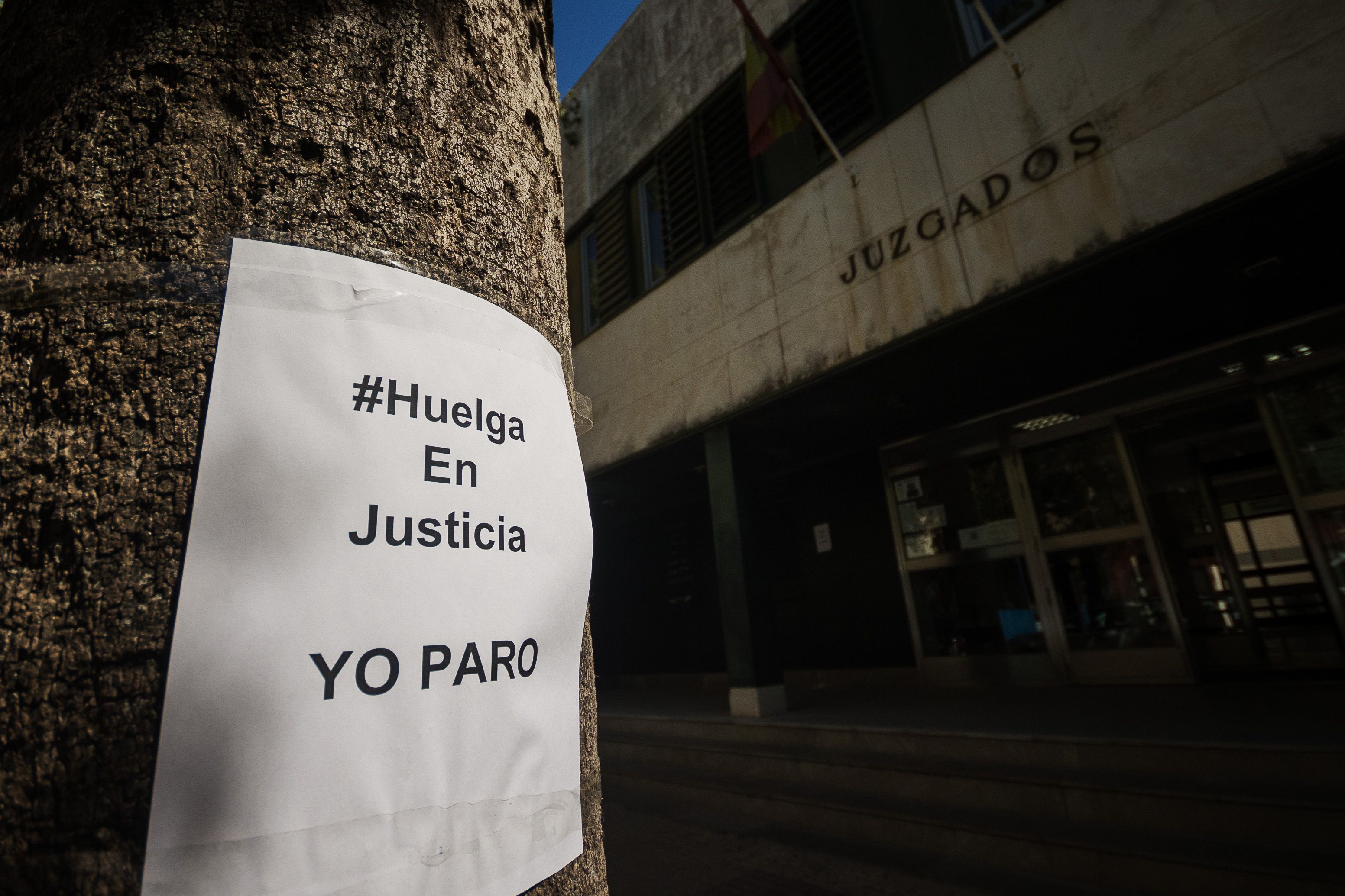 La alcaldesa, sobre la Ciudad de la Justicia en Jerez: "No hay voluntad, ni proyecto", En la imagen, cartel reivindicativo en una huelga en los juzgados.