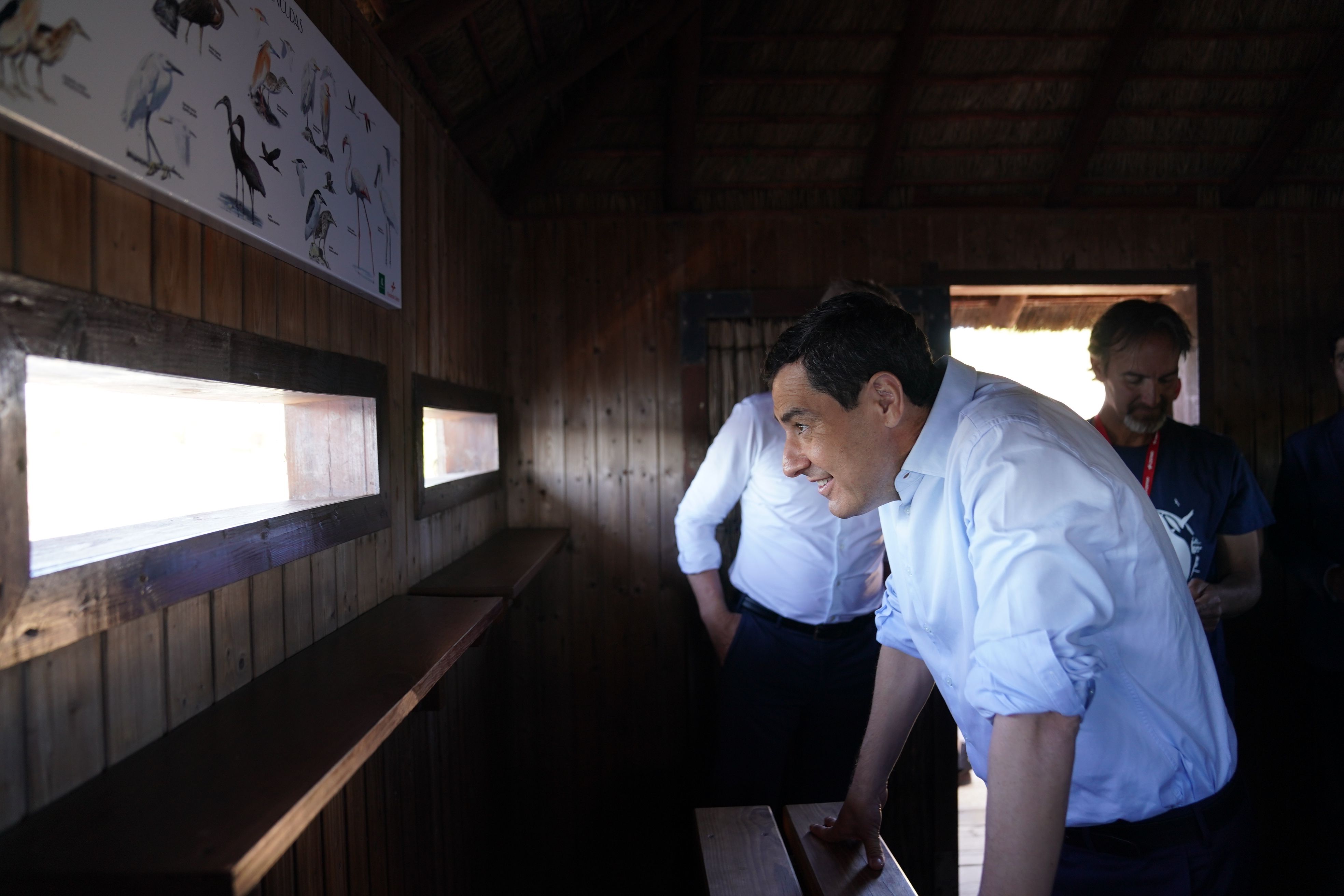 El presidente de la Junta, Juanma Moreno, en un mirador. El presidente de la Junta, Juanma Moreno, en un mirador.