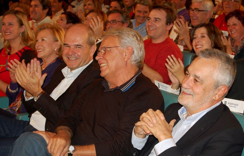 José Antonio Griñán en Cádiz con Felipe González y Manuel Chaves. FOTO: PSOE DE ANDALUCÍA