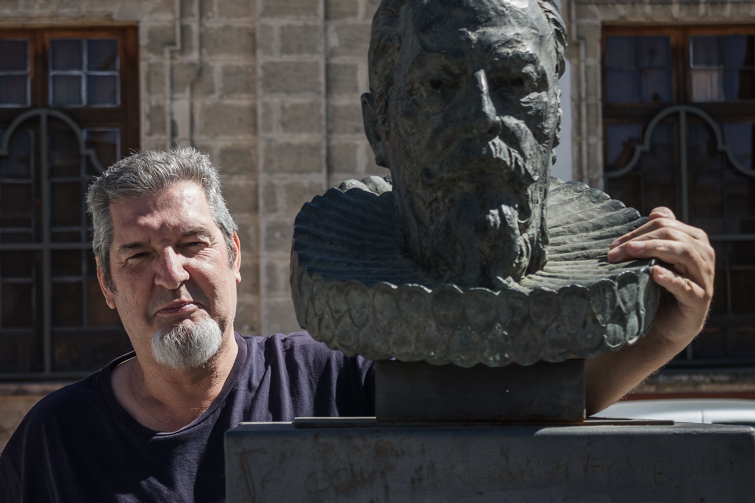 Sancho Caparrini junto a una de sus esculturas. Candela Núñez