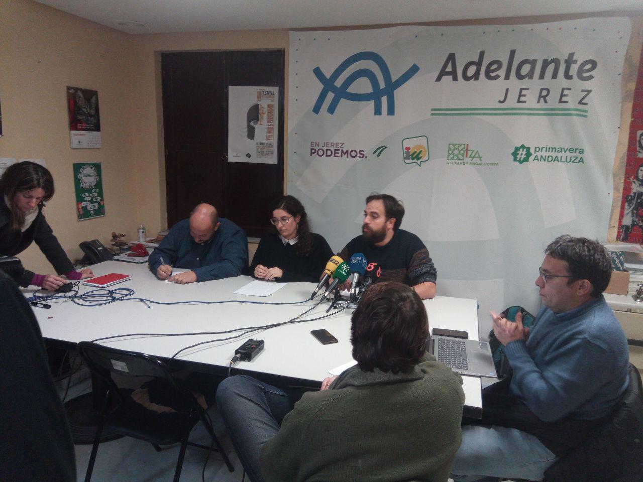 Raúl Ruiz-Berdejo, Violeta Márquez y Ángel Cardiel, de Adelante Jerez, presentando sus propuestas.