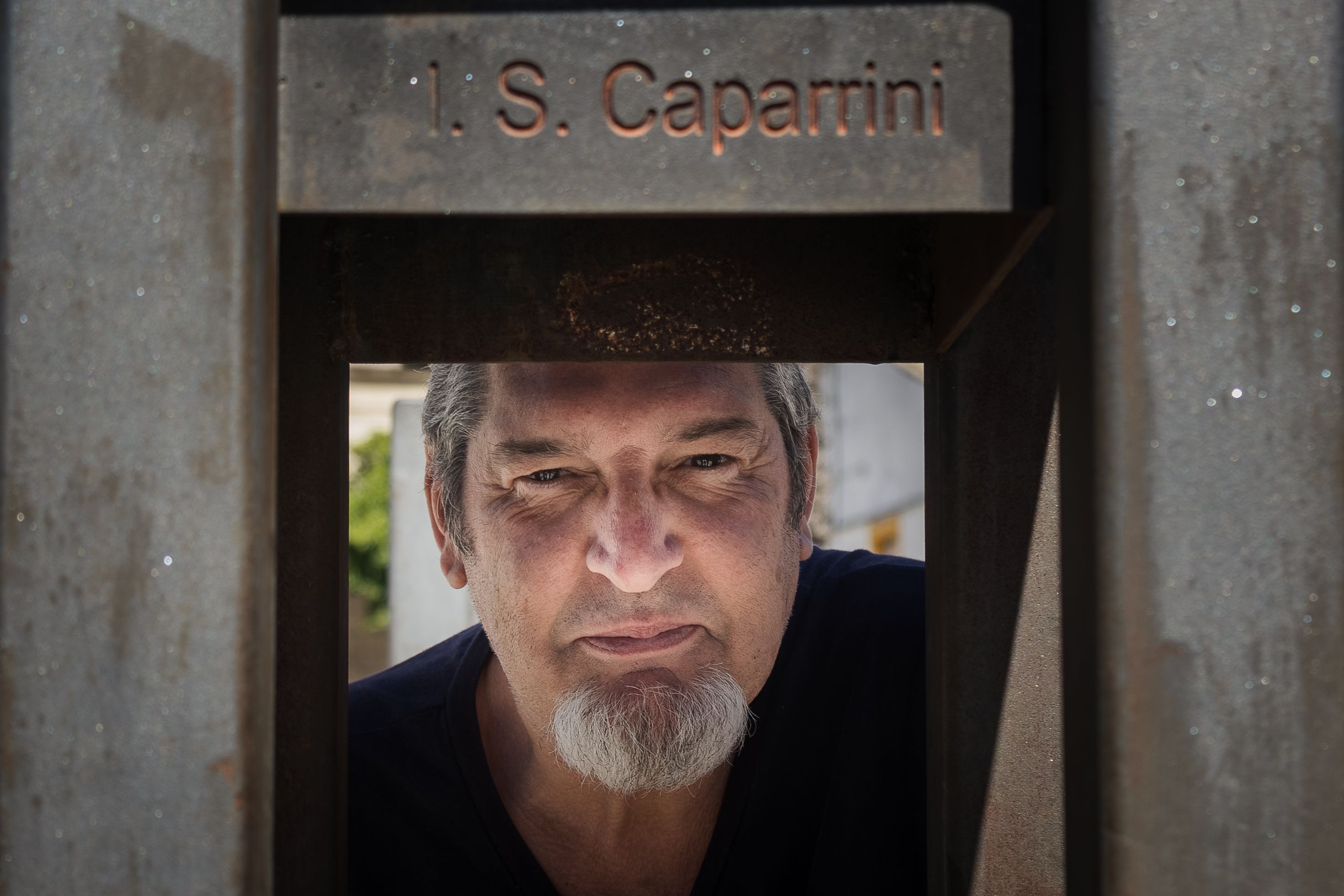 Ignacio Sancho Caparrini, tras una de sus esculturas.  