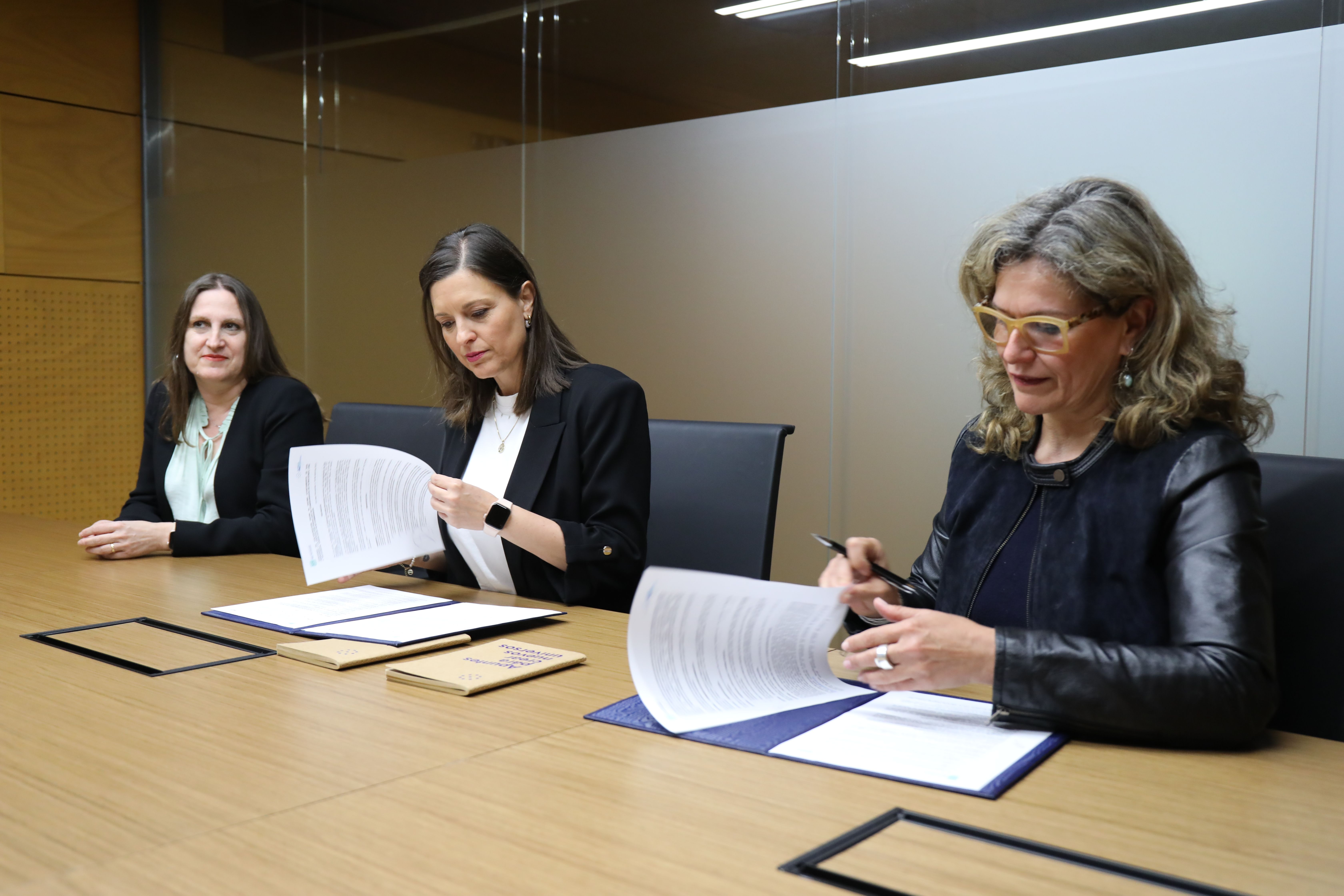 La alcaldesa de San Fernando firmando el acuerdo.