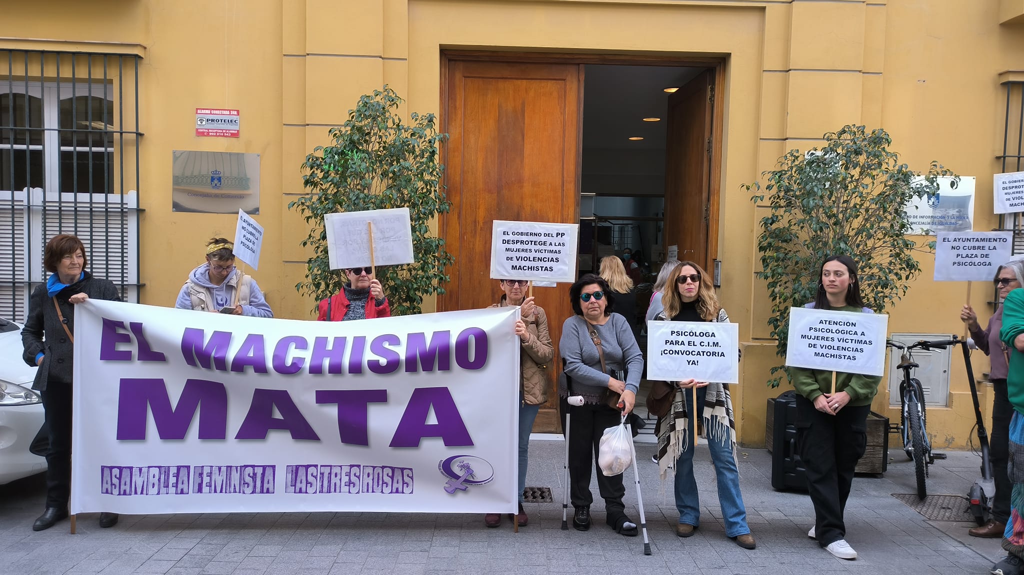 Una de las concentraciones de la asamblea feminista Las Tres Rosas en El Puerto. Una de las concentraciones de la asamblea feminista Las Tres Rosas en El Puerto.